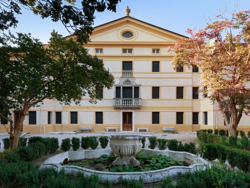 In addition to nature, you can appreciate examples of local culture and art, like the Sanctuary of the Madonna del Persego in Stevenà, linked to popular religious traditions.A little further on, in Caneva, look up and follow the road uphill to the remains of the medieval castle that dominates the town, where you can have a picnic or enjoy the view of the Friulian and Venetian plains that stretch out to the sea.„Percorso Pedemontano“ – Etappe 1 – von Stevenà nach Polcenigo